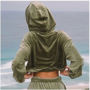 Araminta James Women’s Size S Khaki Green Velour Cropped Hoodie NWT Long Sleeves